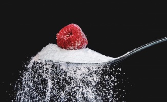Yüksek miktarda şeker tüketimi fazla yemeye neden oluyor