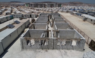 İHH, İdlib’de &#039;briket okul&#039; inşaatına başladı