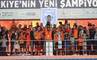Medipol Başakşehir şampiyonluk kupasını kaldırdı