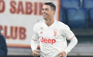 Ronaldo dünya futboluna damga vurmaya devam ediyor
