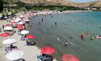 Hazar Gölü Doğu&#039;daki tatilcilere Ege ve Akdeniz sahillerini aratmıyor