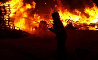 Kocaeli&#039;de ahşap palet fabrikasının imalathane bölümünde yangın