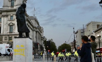 Churchill'in heykelinin kaidesine yeniden 'ırkçı' ifadesi yazıldı