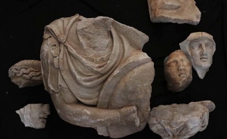 Hadrian Tapınağı kazısında arkeologlar 'parçaları birleştirerek' geçmişe ışık tutuyor