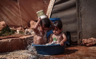 İdlib kamplarındaki siviller kavurucu sıcaklarla mücadele ediyor