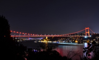 İstanbul&#039;da köprüler DMD hastalığı farkındalığı için aydınlatıldı