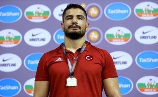 Milli güreşçi Akgül olimpiyat madalyası için sevenlerinden affını diledi