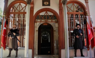 Osmanlı Devleti'nin kurucusu Osman Gazi'nin türbesinde saygı nöbeti başladı
