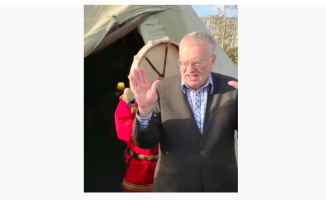 Rus politikacı Jirinovski&#039;nin, vücudundan &quot;şeytanları çıkarması&quot; kamerada