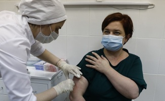 Rusya’da gönüllülere Kovid-19 aşısı yapılması görüntülendi