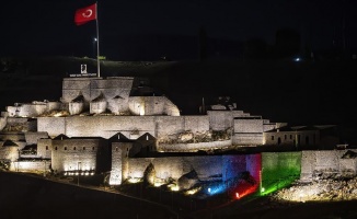 Azerbaycan bayrağı renkleri Kars Kalesi&#039;ne ışıkla yansıtıldı