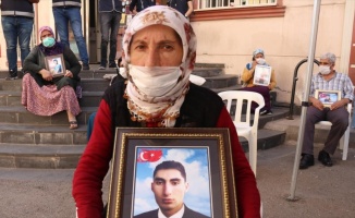 Diyarbakır annelerinden Teker: Oğlum gelene kadar buradan kalkmayacağım