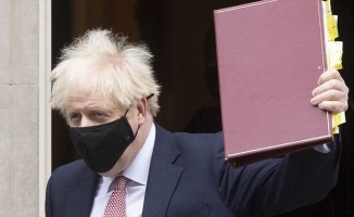 İngiltere Başbakanı Johnson koronavirüs tedbirleri kapsamında yeni kısıtlamaları açıkladı