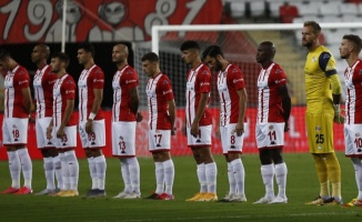 Antalyaspor son üç maçını 11 kişi tamamlayamadı