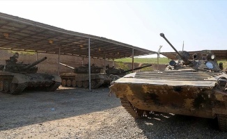 Azerbaycan ordusu Ermenistan&#039;ın tank ve toplarını imha etti