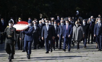 Bakan Çavuşoğlu ve merkezde görevli büyükelçilerden Anıtkabir&#039;e ziyaret