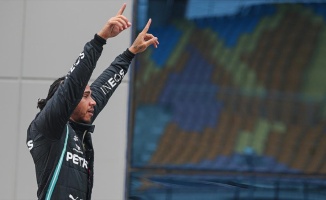 Formula 1&#039;de 7. kez şampiyon olan Hamilton: Bu, hayallerimizin çok çok ötesinde