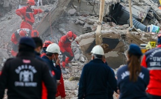 İzmir&#039;de arama kurtarma çalışmaları 4 bina enkazında devam ediyor