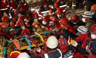 İzmir&#039;deki depremden yaklaşık 58 saat sonra 14 yaşındaki İdil enkazdan yaralı çıkarıldı