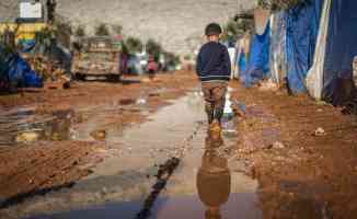 İdlibli savaş mağdurları &#039;çamur&#039; kentlerini yaşama alanına çevirmek için yardım bekliyor
