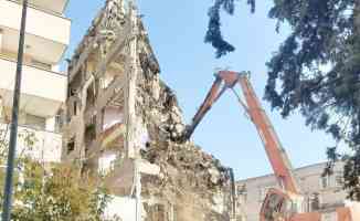 Kartal'da risk taşıyan 10 katlı binanın yıkımı gerçekleştirildi