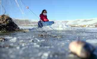 Buz tutan Çıldır Gölü&#039;nde Eskimo usulü avcılık başladı