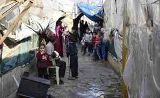 Lübnan&#039;da çadırları ateşe verilen Suriyeli mültecilerin tek umudu insani yardımlar