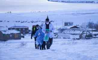 Sağlık ekipleri Bitlis&#039;te kar ve soğuğa rağmen yaşlıların aşı çalışmalarını sürdürüyor