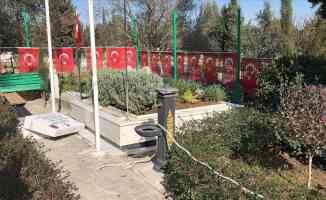 Adana&#039;da şehit kabirlerinin de arasında olduğu 79 mezar tahrip edildi