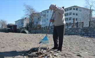 Düzce&#039;de sahillerdeki atıkları temizleyen emekli öğretmen duyarlılık örneği sergiliyor