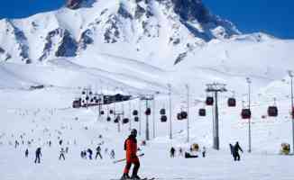 Erciyes&#039;in pistleri kayak tutkunlarına adrenalinin zirvesini yaşatıyor