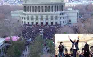 Ermenistan&#039;da ordunun istifa bildirisi sonrası meydanlar hareketlendi