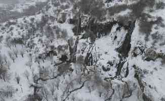Erzincan&#039;da çevresi karla kaplanan Girlevik Şelalesi manzarasıyla fotoğraf tutkunlarını cezbedi