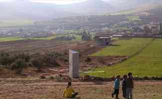 Göbeklitepe yakınlarındaki metal blok meraklı vatandaşların akınına sahne oluyor