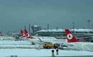 İstanbul Havalimanı&#039;nda kar temizleme çalışmaları sürüyor