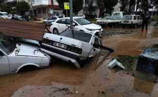 İzmir&#039;de şiddetli yağışın yol açtığı zarar büyüyor