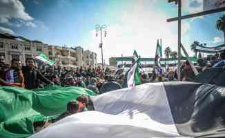 Suriye&#039;de yerlerinden edilerek İdlib&#039;e sığınmak zorunda kalan siviller evlerine dönebilmek için gösteri düzenledi