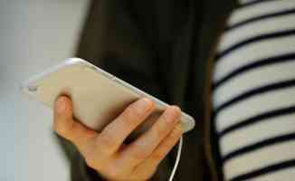 Uzmanından “telefonu tek elle kullanmak eklem hastalıklarını tetikliyor“ uyarısı