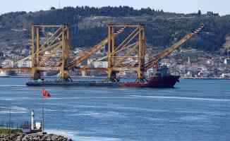 Büyük liman vinci taşıyan geminin Çanakkale Boğazı&#039;ndan geçişi başladı