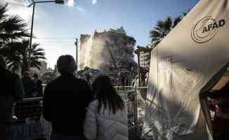 Devlet ve millet İzmir depreminin yaralarını el ele sardı