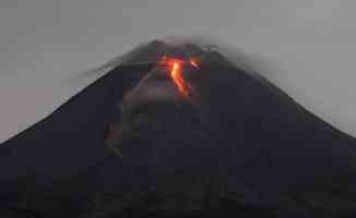 Endonezya&#039;da Merapi Yanardağı&#039;nda patlama