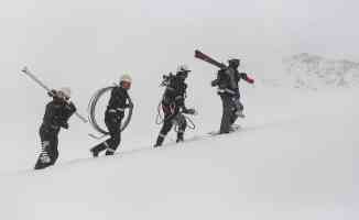 Hakkari&#039;de elektrik arıza ekipleri profesyonel dağcı ve kayakçıları aratmıyor