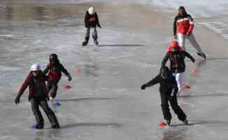 Kayak sporcusu çocuklar donan Ardıçlı Gölü&#039;nde buz pateni keyfi yaptı