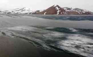 Ağrı&#039;daki buzla kaplı doğa harikası Balık Gölü çözülmeye başladı