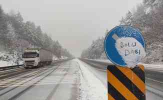 Anadolu Otoyolu ile D-100 kara yolunun Bolu Dağı kesiminde kar etkili oluyor