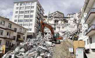 Ankara&#039;da çökme riski bulunan apartmanın etrafındaki binalarda tahliye çalışmaları sürüyor
