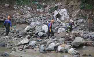 Giresun&#039;da debisi yükselen derede suya kapılan iki işçiden biri hayatını kaybetti