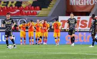Göztepe'yi 3-1 mağlup eden Galatasaray, lider Beşiktaş'la puan farkını 6'ya indirdi