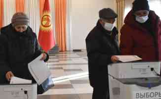Kırgızistan&#039;da halk anayasa taslağını onaylamak ve yerel meclis üyelerini belirlemek için sandık başında
