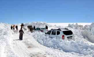 Muş&#039;ta kar ve tipi nedeniyle araçlarında mahsur kalan 45 kişi kurtarıldı